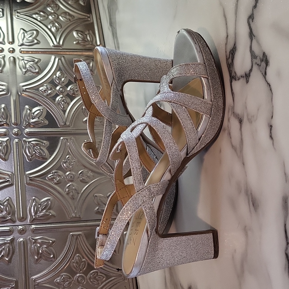 NATURALIZER CAMERON, SILVER  GLITTER  SANDAL, SIZE 7.5, SILVER